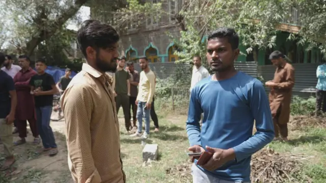 कश्मीर में काम करने वाले बिहार के मज़दूर