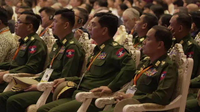 စစ်တပ်ထိပ်တန်းဗိုလ်ချုပ်တွေကို နေပြည်တော်က အခမ်းအနားတစ်ခုမှာတွေ့ရစဥ်