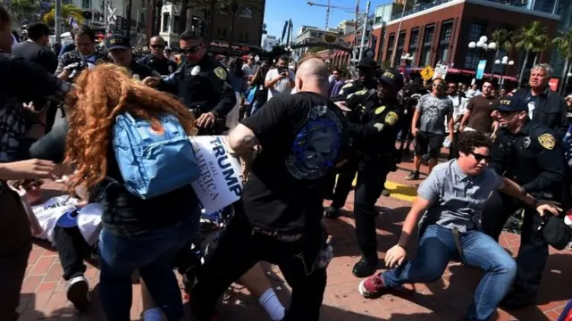 Police try to separate supporters and opponents of Donald Trump in San Diego, California. Photo: 27 May 2016