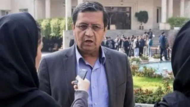 رئیس کل بانک مرکزی ایران دو هفته پیش وعده داده بود قیمت دلار به زودی "متعادل" و با آزادی اموال مسدود شده بانک مرکزی در خارج "روند تامین ارز متحول خواهد شد"