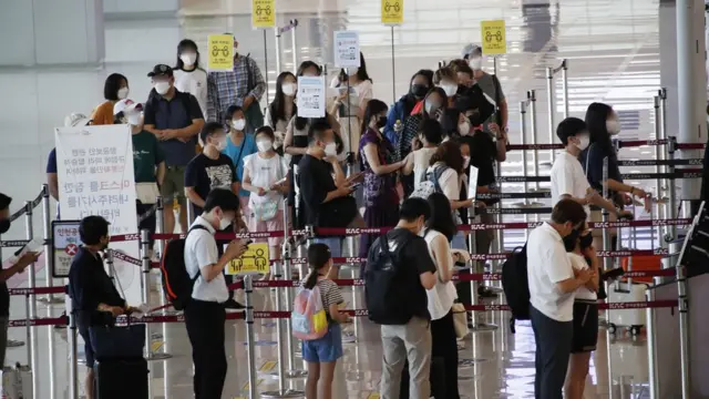 23일 오전 서울 김포국제공항 국내선청사에서 여름 휴가철을 맞아 여행객들이 탑승을 위해 줄을 서 기다리고 있다