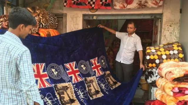 کارگران لباسها را پاره کرده و سعی میکنند هر چیزی را از دگمه گرفته تا زیپ یا آرم و نشانهها را از لباس جدا کنند