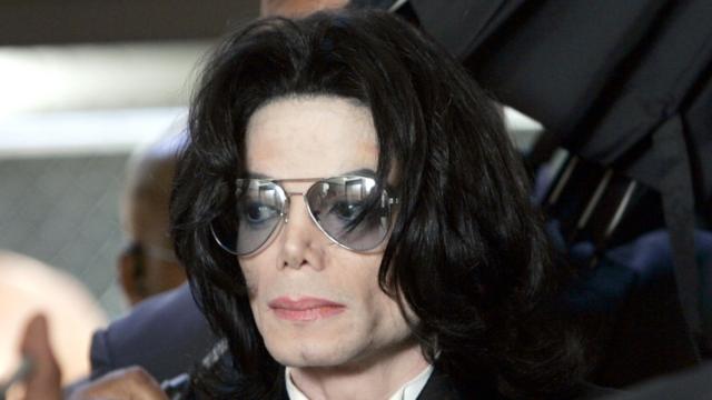 Michael Jackson al entrar en el tribunal para escuchar el veredicto del juicio en su contra, en 2005