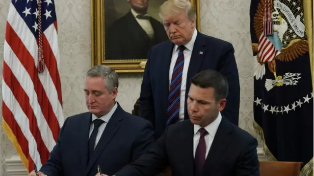 Donald Trump observa la firma del acuerdo migratorio entre EE.UU. y Guatemala