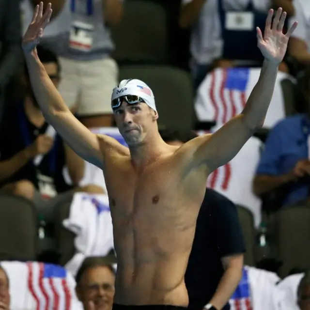 Michael Phelps levanta los brazos