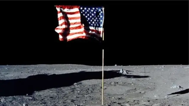 चंद्रावर पहिलं पाऊल