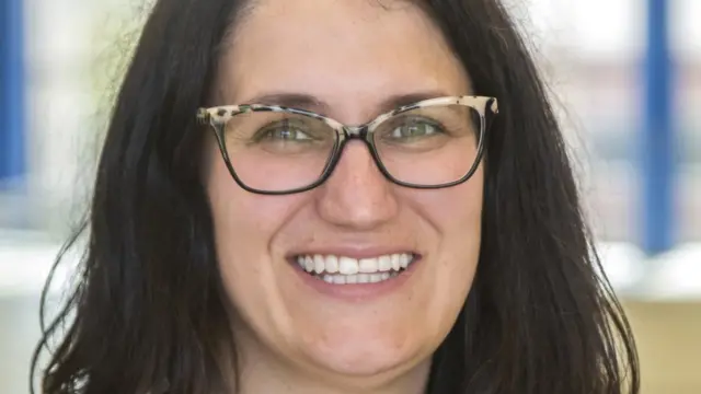 카렌 스콰이어 박사는 우리가 종종 시력이 손상된 사람들에게 스마트폰 기술 발전이 얼마나 큰 도움이 됐는지 잊어버린다고 말한다