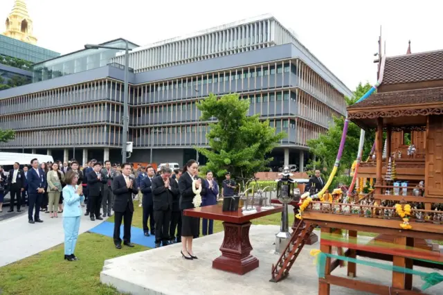 นายกฯ นำ รมต. เพื่อไทย สักการะสิ่งศักดิ์สิทธิ์ประจำรัฐสภา 