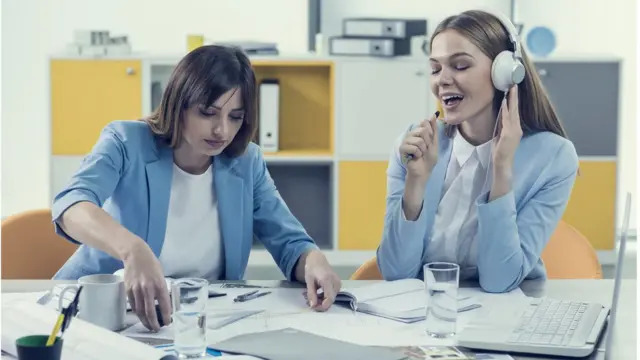 Женщина поет