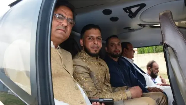 हेलीकॉप्टर में बैठा दूल्हा