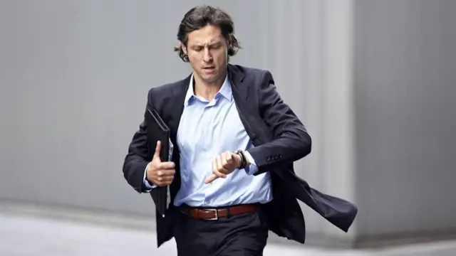 شخص ينظر إلى ساعته