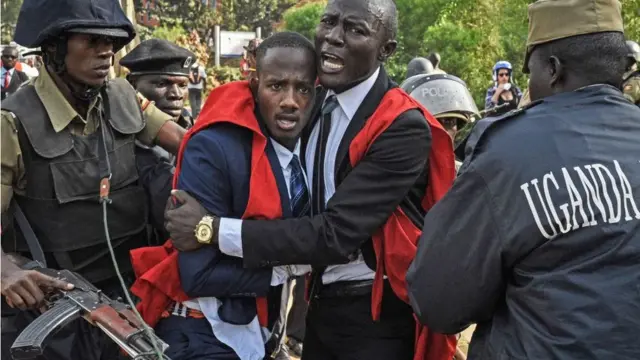 students dey protest age limit removal