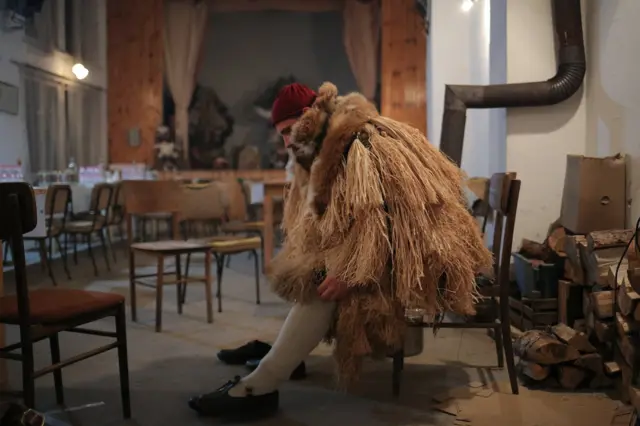 Kada padne mrak, pripreme su u punom jeku. Svako selo u Perničkoj oblasti ima posebnu tradiciju izrade kostima i maski. U Baništu je tako u izradi kostima zastupljena upotreba konoplje dok se maske izrađuju od drveta.