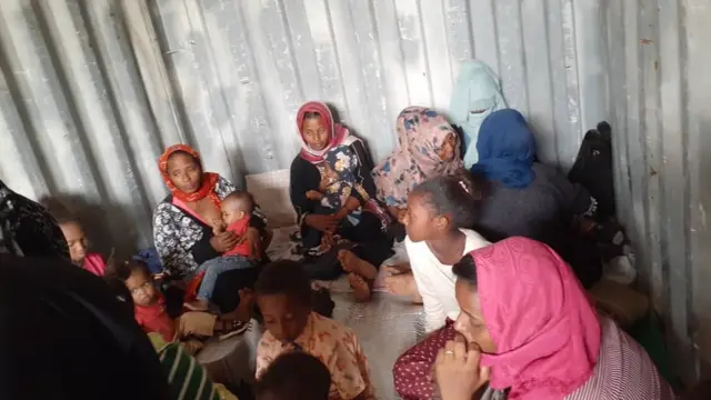 Haadholii daa'ima qabatanii konteenere nama dhuunfaa keessa jiran