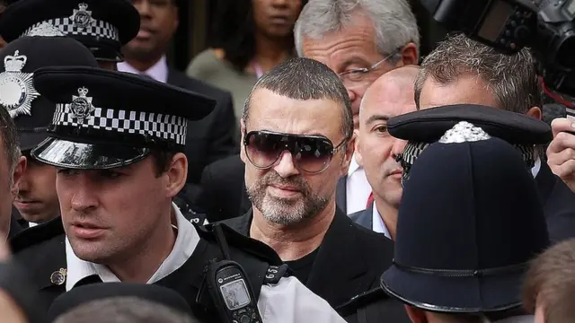 George Michael sendo escoltado por policiais