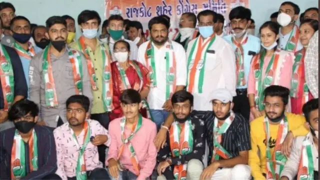 કૉંગ્રેસી કાર્યકર્તા સાથે હાર્દિક પટેલ