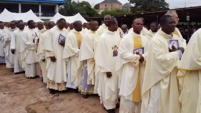 Ndị Fada niile no n'Enugu Diocese ji iru uju kwuru n'ahịrị n'ahịrị iji kwanyere Fada Paul Offu ugwu ikpeazụ