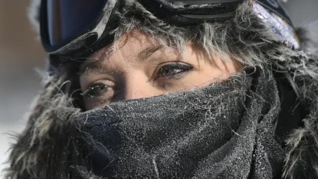 Жінка в Міннеаполісі в лижних окулярах