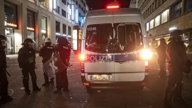 Policija čuva oštećena vozila