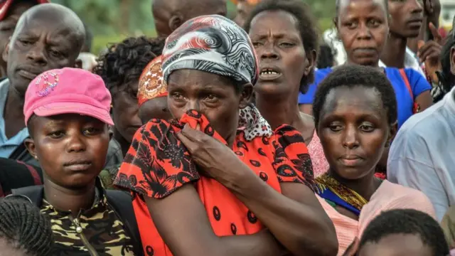 Des proches des victimes pleurent après leur inhumation dans une fosse commune à Solai.