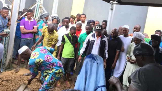 Ẹnikan n gbẹ saare Fẹlẹ