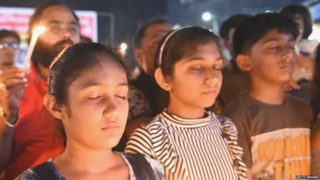 રાજ્યભરમાં સુરતનાં મૃતકોને અંજલિ આપતા બાળકોની તસવવીર