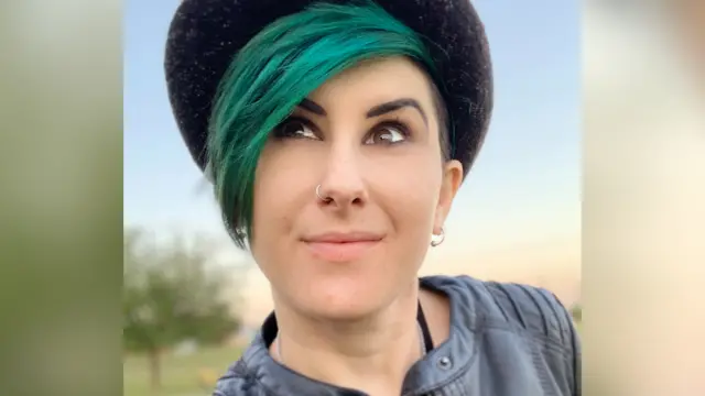 ลีริก ฮอลแมนส์ ยิ้มโดยไม่มองกล้อง