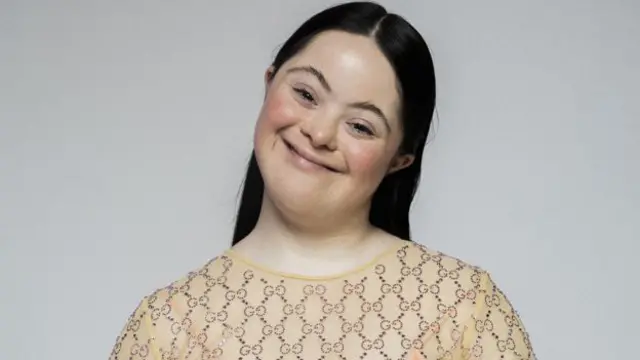 إيلي مرتدية ثوبها المفضل من غوتشي