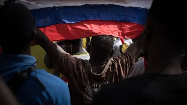 Manifestante com bandeira russa durante ato comemorando anúncio da Françacaça níqueis online grátisretiradacaça níqueis online grátissuas tropas do Mali