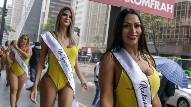 Жінки у бікіні