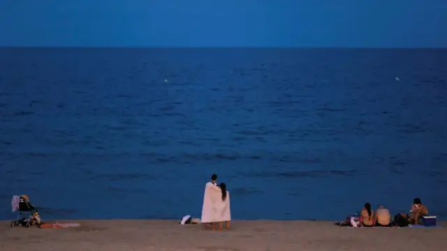 На барселонском пляже безлюдно