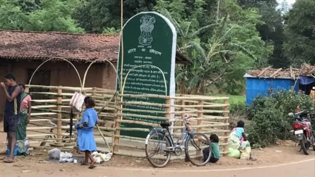 இந்திய அரசியலமைப்பில் பழங்குடியினருக்கு வழங்கப்பட்டுள்ள அதிகாரங்கள் பற்றிய குறிப்பு கோசாங் கிராமத்தில் கல்லில் செதுக்கப்பட்டு வைக்கப்பட்டுள்ளது