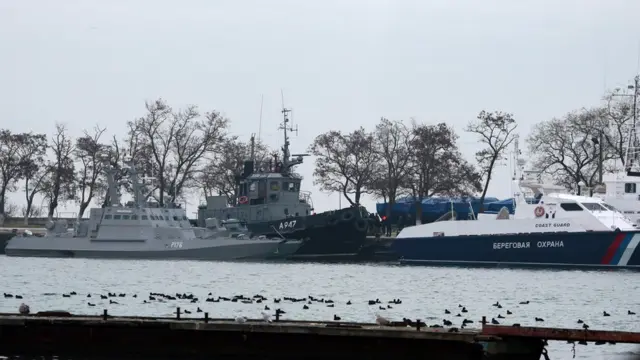 Український катер і буксир у порту Керчі