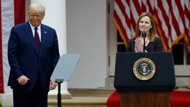 Donald Trump e Amy Coney Barrett.