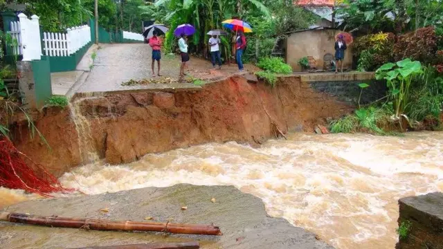 කඩුගන්නාව වට්ටටප්පොළ අලඳුවත්ත ග්‍රාමයේ සිදු වූ නාය යෑමකින් ඥාති පවුල් දෙකකට අයත් මව්වරු දෙදෙනකු හා ඔවුන්ගේ දරුවන් සිව්දෙනා ඔවුන් පදිංචි නිවාසද සමඟ පස් කන්දට යට වී තිබේ.