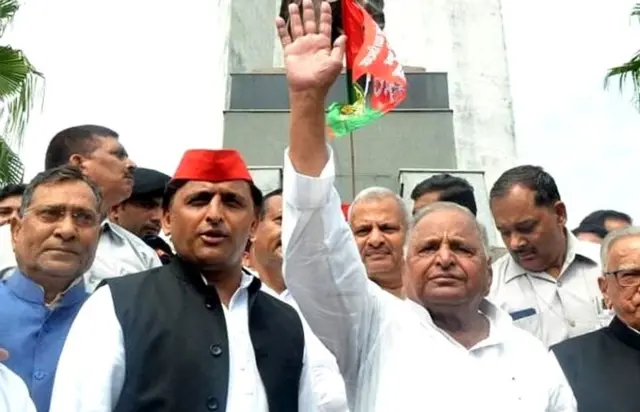 मुलायम सिंह यादव के साथ अखिलेश यादव की फ़ाइल फ़ोटो