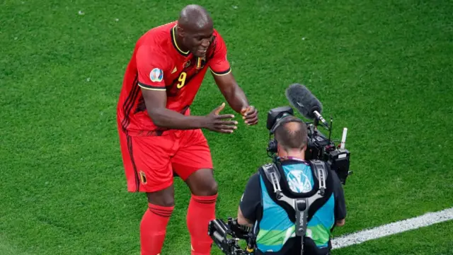 Tiền đạo người Bỉ Romelu Lukaku, là đồng đội của Eriksen tại đội bóng Inter Milan của Ý nói "Tôi yêu cậu" sau khi ghi bàn vào lưới Nga