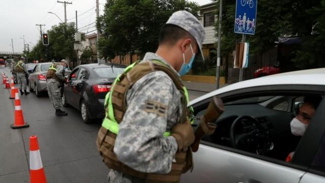Militares chilenos en un control vehicular