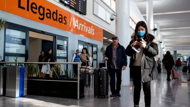 Viajeros en el aeropuerto de Ciudad de México.