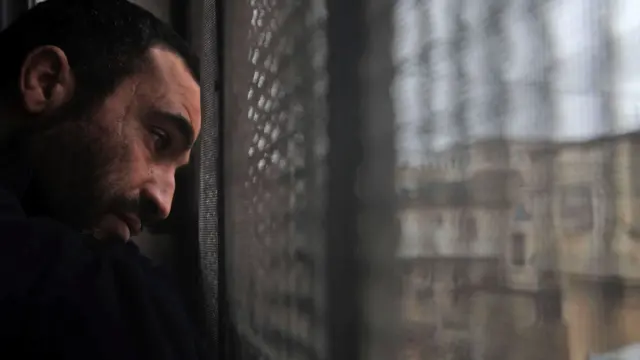 يبلغ عدد المهجرين داخل سوريا حوالي 6.7 مليون شخص، يعيش كثير منهم في مخيمات، في حين سُجل 5.6 مليون آخرين كلاجئين في الخارج