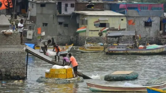 એનડીઆરએફના અધિકારીઓએ કહ્યું હતું કે તૌકતે વાવાઝોડાને પહોંચી વળવા માટે તેઓ તૈયાર છે અને આ માટે 53 ટીમો તૈયાર કરવામાં આવી છે.