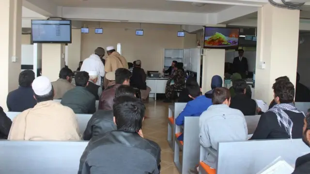 د روان خدمت مراجعین د خدمتونو د لګښت له ډېرېدو شکایت کوي