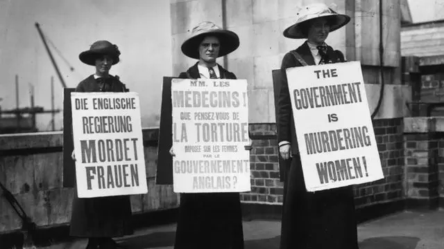 Tres sufragistas protestnado