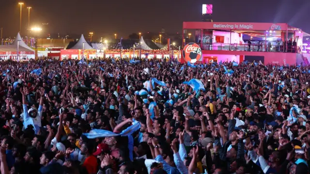 Multidão reunida a noitejogo da maquininha caça níquelevento