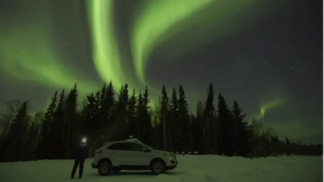 Turistas vão a Polo Norte para ver as famosas luzes do norte ou Auroras Boreais