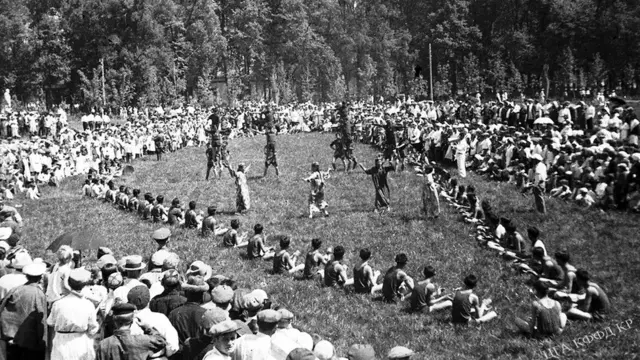 Чоң Чүй каналынын курулушу учурунда концерт коюп келген өнөрпоздор.