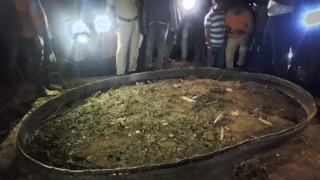 सिंदेवाही येथे पडलेले अवशेष