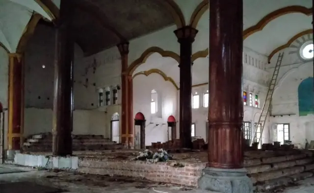 Các bàn thờ đã được gỡ khỏi gian cung thánh