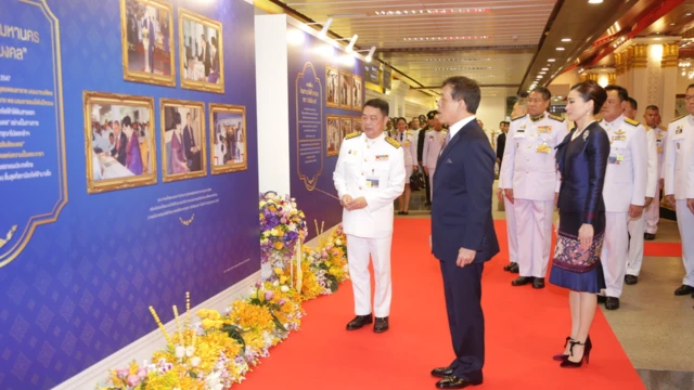 พระบาทสมเด็จพระเจ้าอยู่หัว และสมเด็จพระนางเจ้าฯ พระบรมราชินี เสด็จพระราชดําเนินทรงเปิดโครงการรถไฟฟ้ามหานครสายเฉลิมรัชมงคล