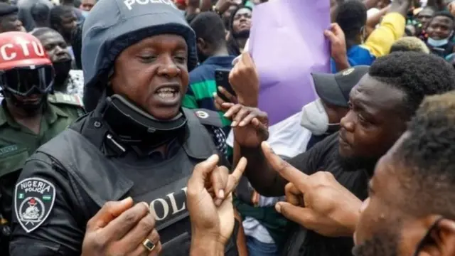 আন্দোলনকারীরা পুলিশ বাহিনীতে বড় ধরনের সংস্কারের দাবি জানিয়েছে।